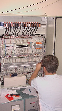 SAIA PCD3 PLC jelkábelezése szerelés közben